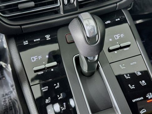 Certified 2026 Porsche Macan AWD/4WD image 18