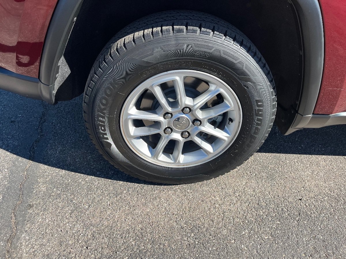 Used 2020 Jeep Grand Cherokee Laredo AWD/4WD image 42