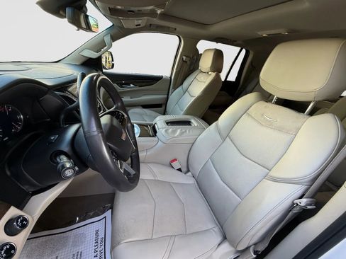Used 2018 Cadillac Escalade Luxury AWD/4WD image 13