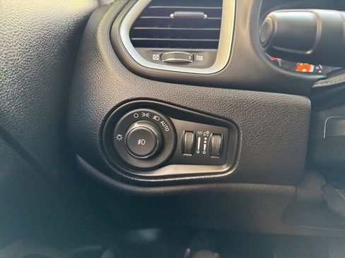 Used 2018 Jeep Renegade Latitude w/ Cold Weather Group AWD/4WD image 13