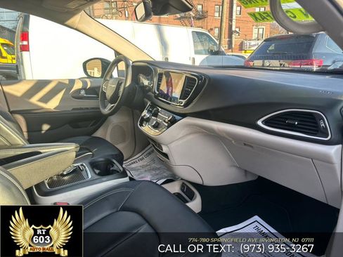 Used 2024 Chrysler Pacifica Touring-L image 34