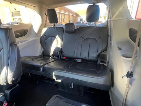 Used 2018 Chrysler Pacifica Touring-L w/ Premium Audio Group image 29