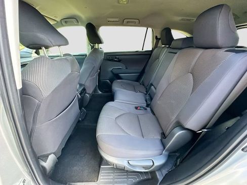 Used 2024 Toyota Highlander LE AWD/4WD image 22