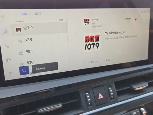 Used 2025 Lexus ES 300h w/ Premium Package FWD image 10