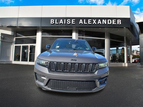 Used 2024 Jeep Grand Cherokee Altitude AWD/4WD image 9