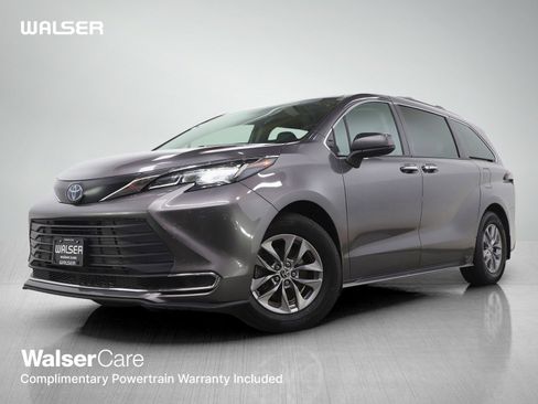 Used 2022 Toyota Sienna XLE FWD image 1