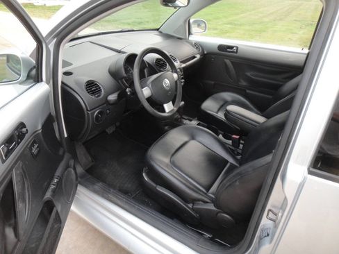 Used 2006 Volkswagen Beetle Coupe w/ Package 1 FWD image 11