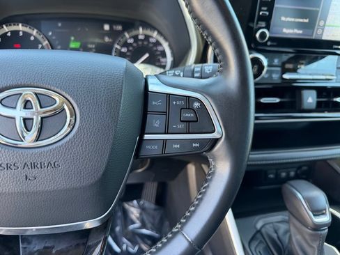 Used 2021 Toyota Highlander XLE AWD/4WD image 16