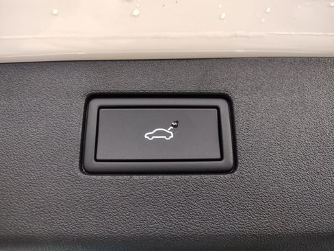 New 2025 Volkswagen Tiguan SE image 18