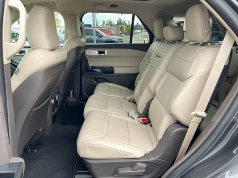 Used 2020 Ford Explorer Platinum w/ Premium Technology Package AWD/4WD image 19