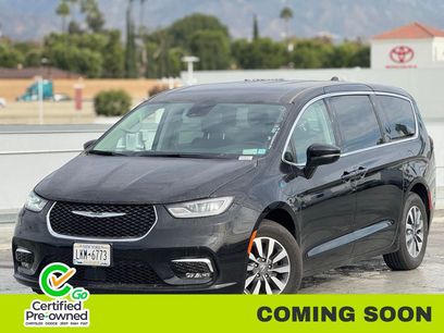 Used 2024 Chrysler Pacifica Select