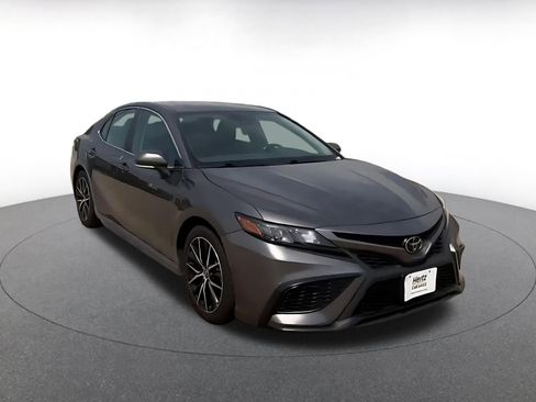 Used 2024 Toyota Camry SE FWD image 3