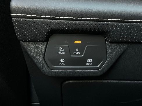 Used 2025 Volkswagen Atlas Cross Sport SE image 23