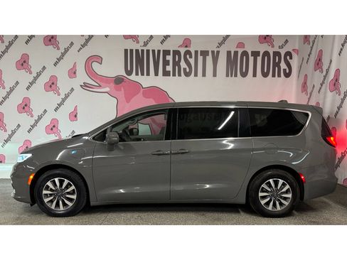 Used 2022 Chrysler Pacifica Touring-L w/ Uconnect Theater Family Group image 8