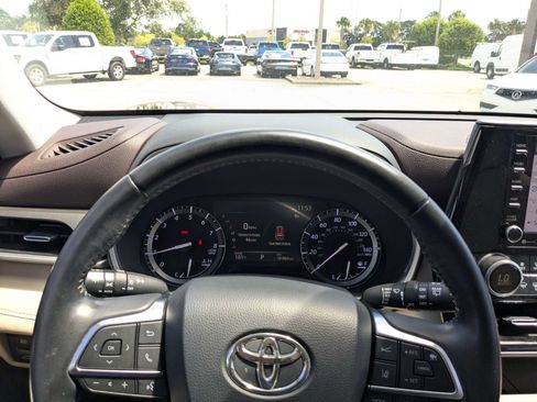 Used 2020 Toyota Highlander XLE AWD/4WD image 29