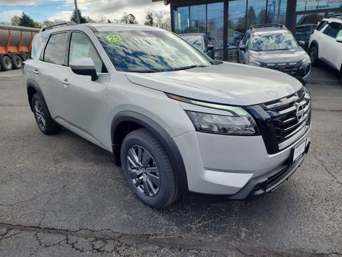 New 2025 Nissan Pathfinder SV w/ Black Appearance Package image 2