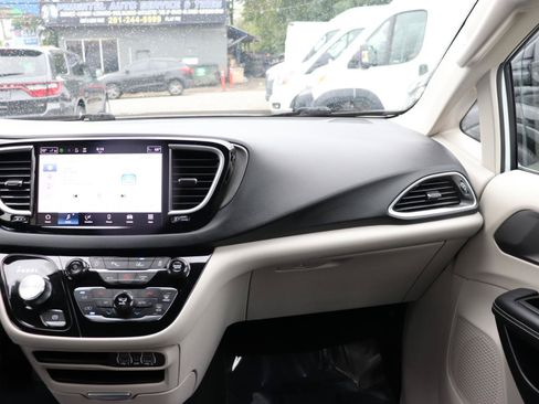 Used 2024 Chrysler Pacifica Touring-L FWD image 20