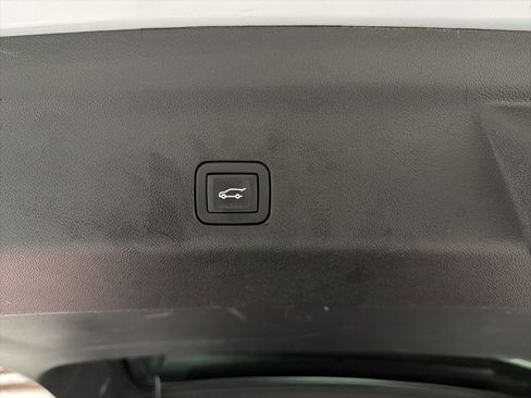 Used 2024 GMC Yukon XL SLT image 42