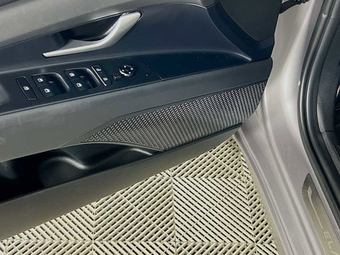Certified 2025 Hyundai Elantra SE FWD image 18