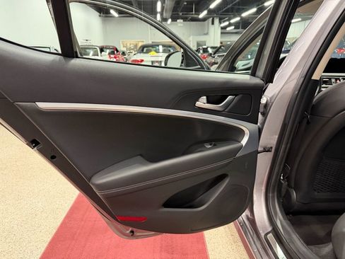 Used 2023 Genesis G70 2.0T image 23