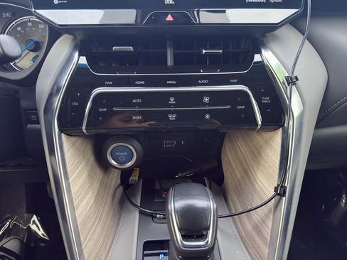 Used 2021 Toyota Venza XLE image 24