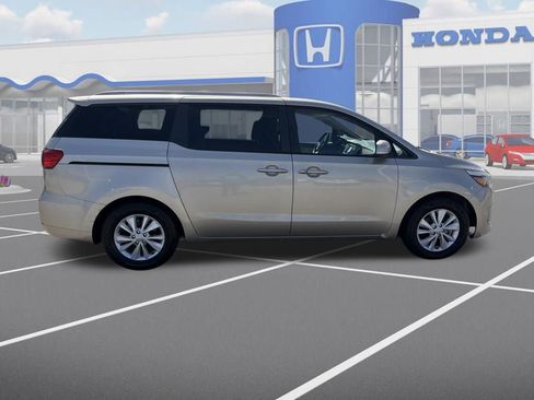Used 2017 Kia Sedona LX w/ LX Essentials Premium Package image 10