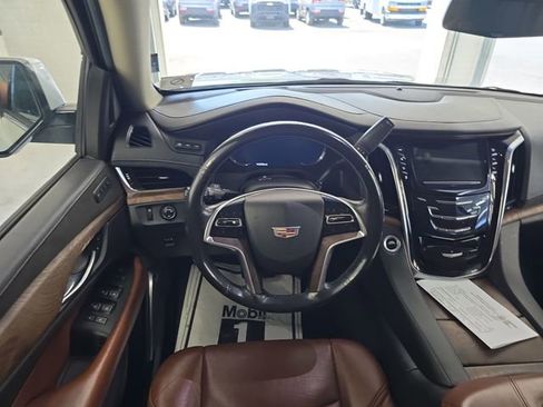 Used 2018 Cadillac Escalade ESV Premium Luxury AWD/4WD image 12