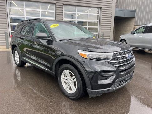 Used 2024 Ford Explorer XLT AWD/4WD image 3