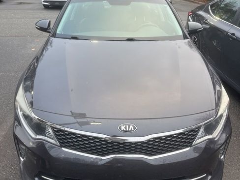 Certified 2018 Kia Optima S image 6