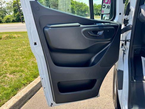 Used 2025 Mercedes-Benz Sprinter 2500 image 11