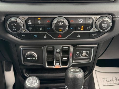 Used 2025 Jeep Wrangler Unlimited Sahara AWD/4WD image 15