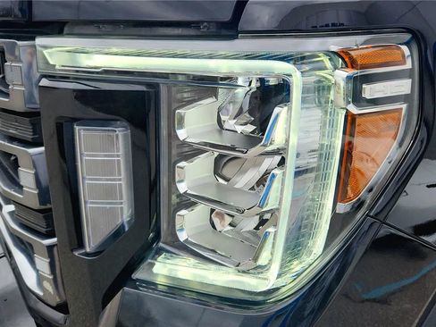 Used 2022 GMC Sierra 2500 AT4 w/ AT4 Premium Plus Package AWD/4WD image 3