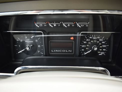 Used 2014 Lincoln Navigator 2WD image 26