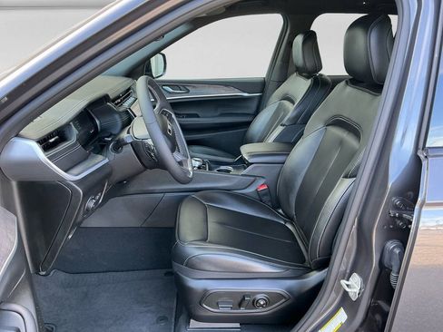 Used 2024 Jeep Grand Cherokee Limited w/ Black Appearance Package image 10