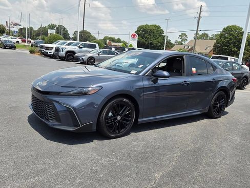 Used 2026 Toyota Camry SE w/ Convenience Package FWD image 3