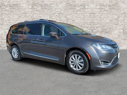 Used 2019 Chrysler Pacifica Touring-L FWD image 1