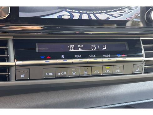 Used 2022 Toyota Sienna XSE image 29