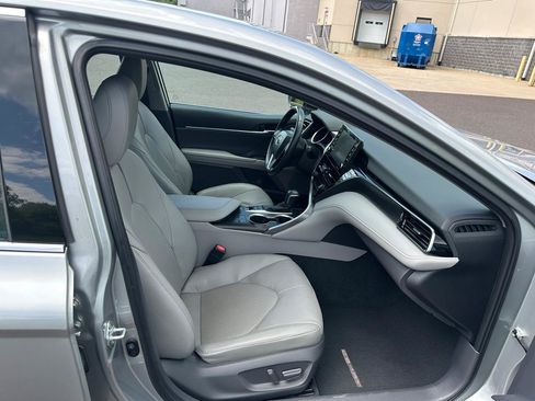 Used 2021 Toyota Camry XLE FWD image 18