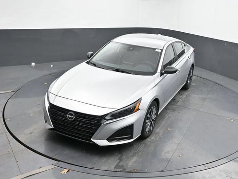 Used 2024 Nissan Altima 2.5 SV FWD image 33