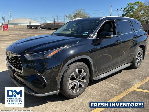 Used 2022 Toyota Highlander XLE image 2