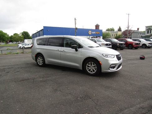 Used 2024 Chrysler Pacifica Touring-L FWD image 39