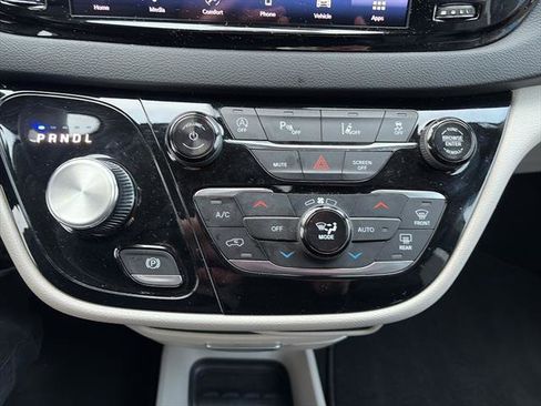 Used 2024 Chrysler Pacifica Touring-L image 24