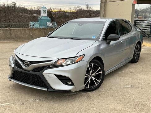 Used 2019 Toyota Camry LE/SE/XLE/L image 2