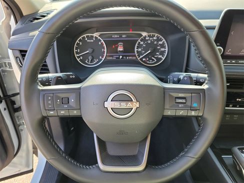 Used 2025 Nissan Rogue SV image 18