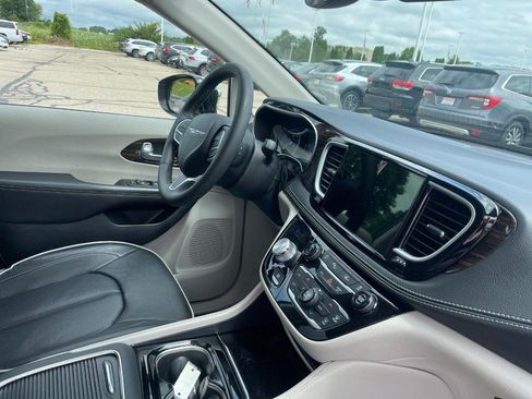Used 2023 Chrysler Pacifica Limited FWD image 2