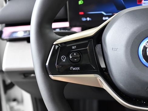 Used 2025 BMW i5 eDrive40i w/ Executive Package image 11