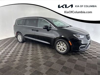 Used 2025 Chrysler Pacifica Select