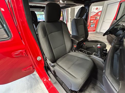 Used 2019 Jeep Wrangler Unlimited Sport AWD/4WD image 4