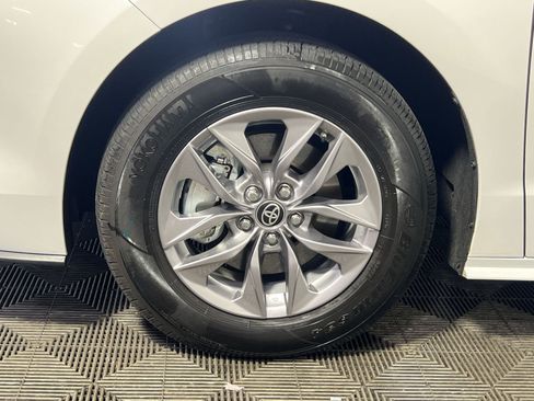 Used 2025 Toyota Sienna XLE AWD/4WD image 13