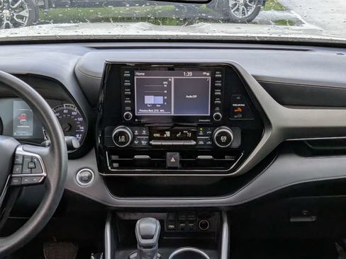 Used 2020 Toyota Highlander L FWD image 18